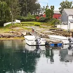 6 Person In Averoy-by Traum