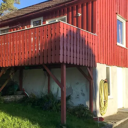 6 Person In Averoy-by Traum