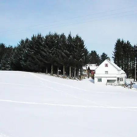6 Person In Averoy-by Traum *