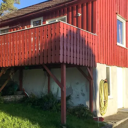 6 Person In Averoy-by Traum
